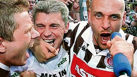 Weltpokalsiegerbesieger. Mit Pauli feierte Dietmar Demuth (M.) den Aufstieg.