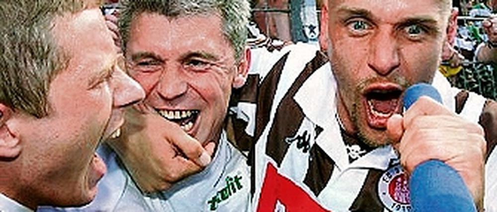Weltpokalsiegerbesieger. Mit Pauli feierte Dietmar Demuth (M.) den Aufstieg.