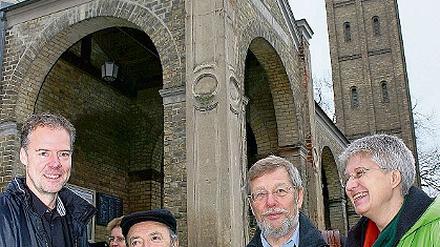 Klipp mit Tkach, Weyrauch und Erb-Rogg vor der Kirche Bornstedt.
