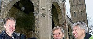 Klipp mit Tkach, Weyrauch und Erb-Rogg vor der Kirche Bornstedt.