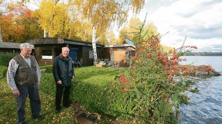 Am einst sozialistischen Gewässer. Hans Flügel (links) und Achim Deppe haben eine Laube in der ehemaligen West-Berliner Exklave Erlengrund, direkt an der Havel. Früher mussten sie sich per Sprechanlage bei den DDR-Grenzern anmelden. Erst ab Juli 1988 war der Zugang durch einen Gebietsaustausch mit der DDR frei. 