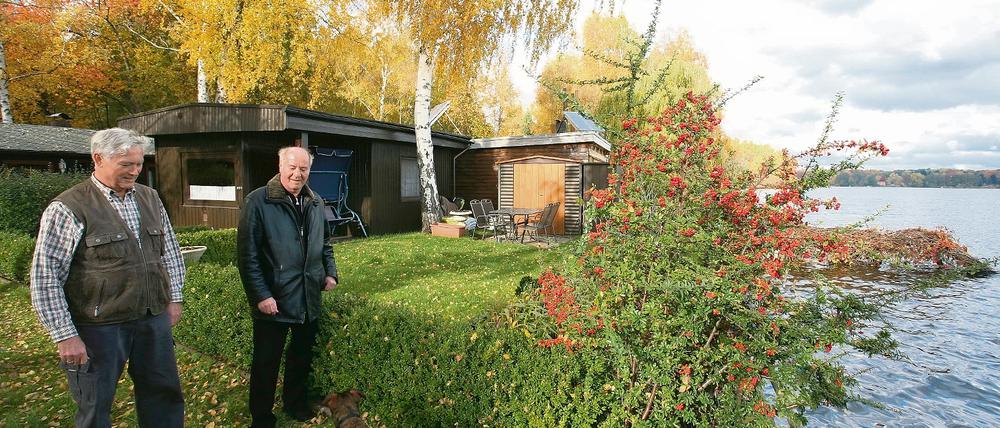 Am einst sozialistischen Gewässer. Hans Flügel (links) und Achim Deppe haben eine Laube in der ehemaligen West-Berliner Exklave Erlengrund, direkt an der Havel. Früher mussten sie sich per Sprechanlage bei den DDR-Grenzern anmelden. Erst ab Juli 1988 war der Zugang durch einen Gebietsaustausch mit der DDR frei. 