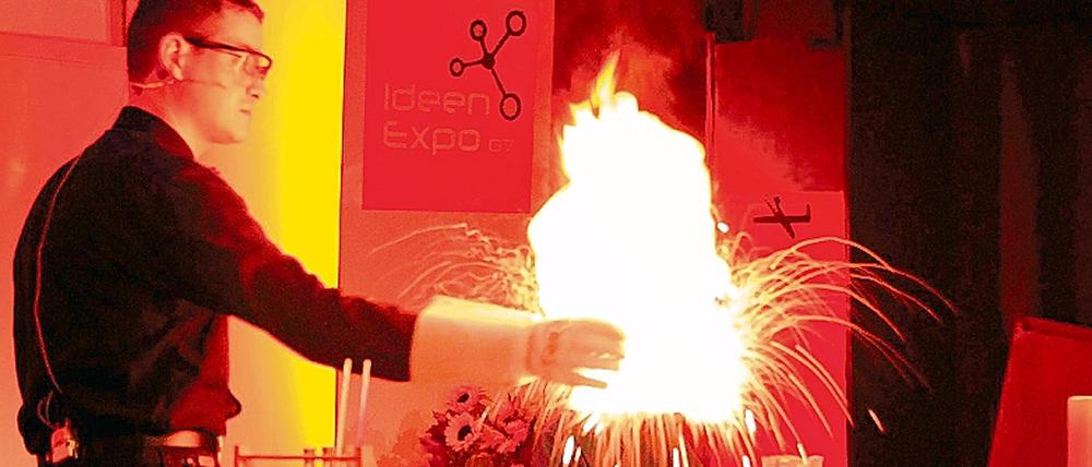 Wenn es blitzt und zischt. Dr. Sascha Skorupka bei einem seiner spektakulären Experimente.