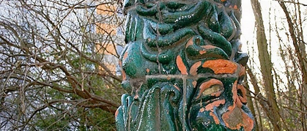 Abgeschrieben. Die Waldgeist- Plastik von Carola Buhlmann verrottet in der Waldstadt.