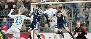 Luftdreikampf am Babelsberger Park. Daniel Frahn (links) köpft aufs Goslarer Tor, Sven Hartwig will ihm helfen, Peter Endres (Mitte) versucht abzuwehren.