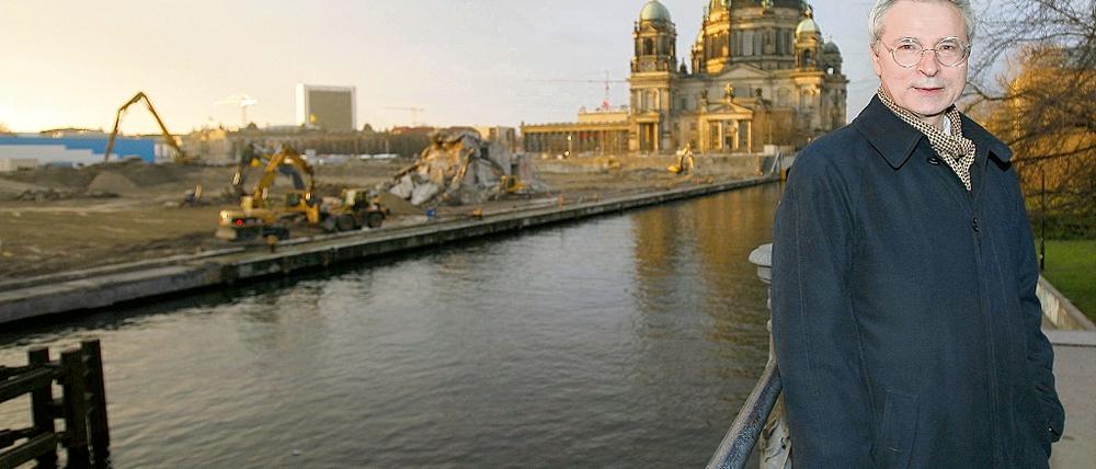 Alles anders. Als Franco Stella vor einem Jahr die Baustelle am Schlossplatz besuchte, wurde er noch als verdienter Sieger des Architektur-Wettbewerbs gefeiert.