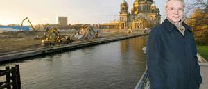 Alles anders. Als Franco Stella vor einem Jahr die Baustelle am Schlossplatz besuchte, wurde er noch als verdienter Sieger des Architektur-Wettbewerbs gefeiert.