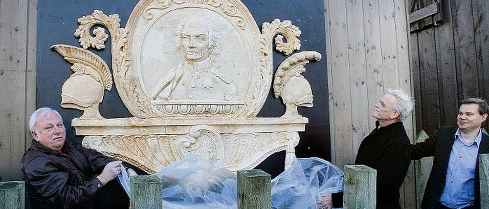 Ein neues Exponat: Frank Bauer und Hermann A. Kremer enthüllen die Kopie des Yorck-Reliefs.