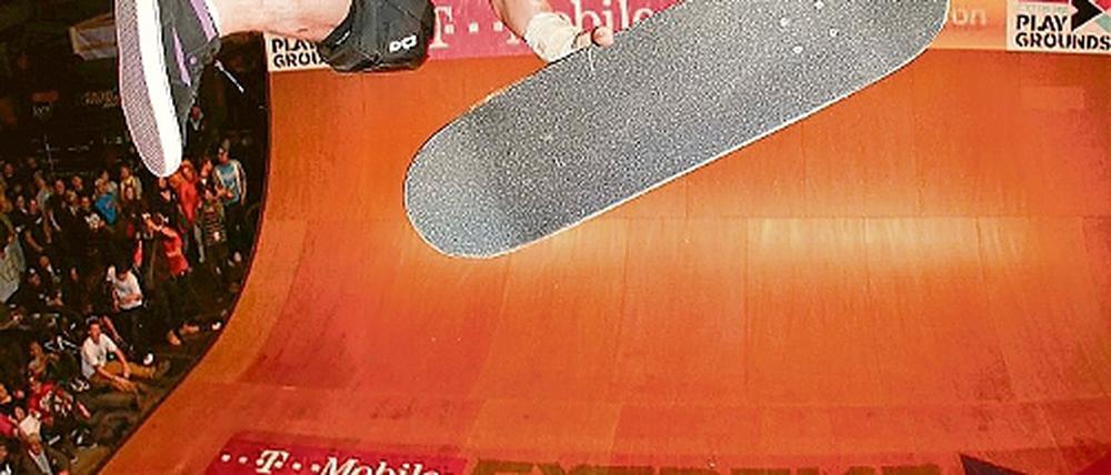 Spektakulär. Der britische Skateboarder Sam Becket startet in Berlin.