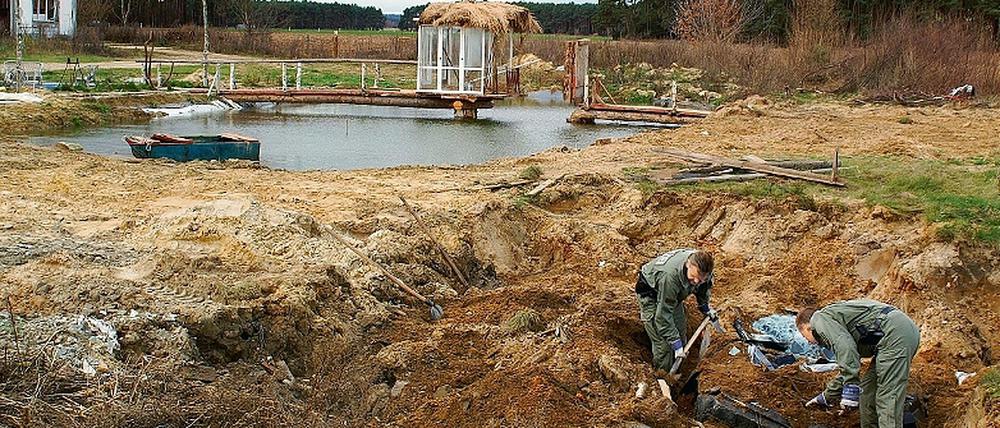 Einen gestohlenen Alfa Romeo haben Polizisten bei der Razzia auf einem ehemals landwirtschaftlich genutzten Gelände an der Schwanebecker Chaussee im Brücker Ortsteil Baitz ausgegraben. Die mutmaßlichen Täter hatten das Auto vollständig im Sand eingebuddelt.