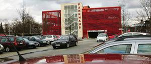 Kostenlos aber rar: Viele Pendler scheitern bei der Parkplatzsuche am Bahnhof Werder.