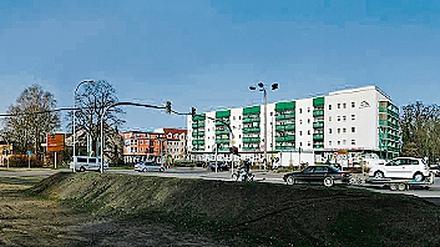 Viel Platz am Platz: Wo sich heute noch Grashalme durch die Erde kämpfen, plant die TWG einen neuen Wohnblock. Doch bevor gebaut wird, sollen die Stadtverordneten das Verkehrsproblem lösen.