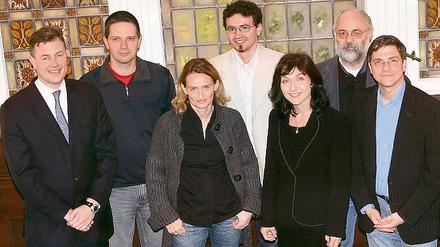 Unter Verdacht: Dieter Gohlke (links oben) und Brian Utting (rechts oben) sitzen seit 2003 im Stadtparlament. Utting ist aktuell der stellvertretende Kulturausschuss-Vorsitzende und Vize-Fraktionschef von FDP/Familienpartei. Die Familienpartei will sich für Kinder und Familien einsetzen und wirbt dafür (Bild unten).