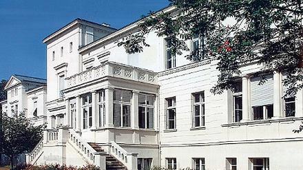 Die Villa Ingenheim. Gartenseite des Haupthauses.