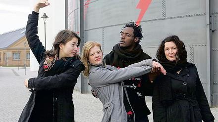 Mit der Liebe zum Tanz. Agnes Wrazidlo, Elisabeth Lissy Kindler, Prince Ofori und die Choreografin Anja Kozik (v.l.) von der Oxymoron Dance Company, die sich mit I Wanna Die For You auf der Bühne der fabrik zurückmelden.