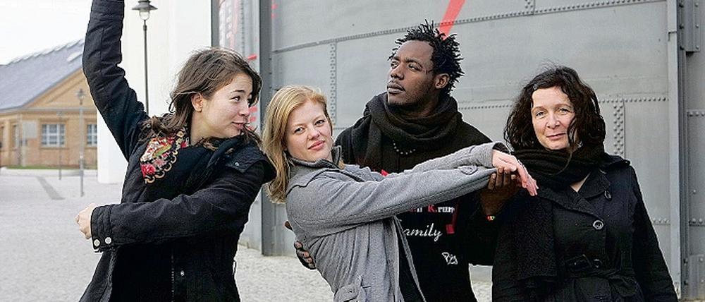 Mit der Liebe zum Tanz. Agnes Wrazidlo, Elisabeth Lissy Kindler, Prince Ofori und die Choreografin Anja Kozik (v.l.) von der Oxymoron Dance Company, die sich mit I Wanna Die For You auf der Bühne der fabrik zurückmelden.