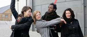 Mit der Liebe zum Tanz. Agnes Wrazidlo, Elisabeth Lissy Kindler, Prince Ofori und die Choreografin Anja Kozik (v.l.) von der Oxymoron Dance Company, die sich mit I Wanna Die For You auf der Bühne der fabrik zurückmelden.