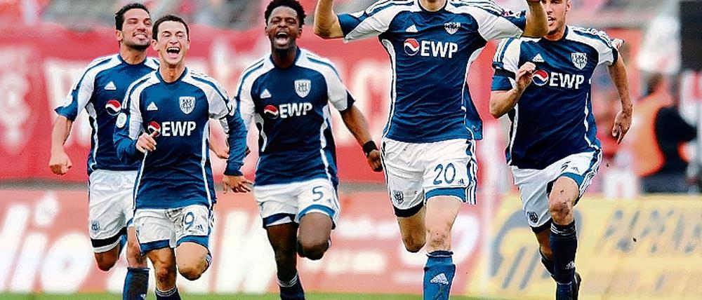 Der Joker. Stefan Kutschke (2. von rechts) kam, sah und traf gleich für Babelsberg am Samstag in Halle. Nach seinem Tor jubeln hier Ronny Surma, Denis Weidlich, Pmit Ergirdi und Erkan Kilicaslan (von rechts) mit ihm.