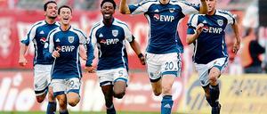 Der Joker. Stefan Kutschke (2. von rechts) kam, sah und traf gleich für Babelsberg am Samstag in Halle. Nach seinem Tor jubeln hier Ronny Surma, Denis Weidlich, Pmit Ergirdi und Erkan Kilicaslan (von rechts) mit ihm.