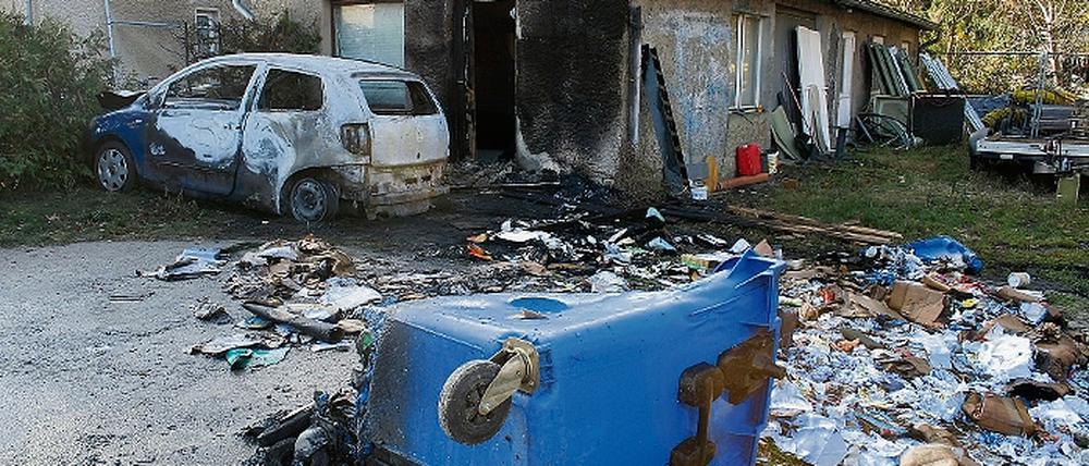 Dieser VW Fox brannte in der Nacht zum Samstag völlig aus, ein Papiercontainer ging in Flammen auf, den benachbarten Schuppen erwischte es ebenfalls. Vier weitere Fahrzeuge wurden beschädigt.