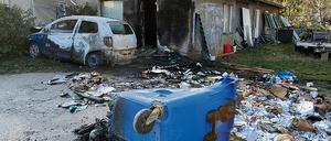 Dieser VW Fox brannte in der Nacht zum Samstag völlig aus, ein Papiercontainer ging in Flammen auf, den benachbarten Schuppen erwischte es ebenfalls. Vier weitere Fahrzeuge wurden beschädigt.