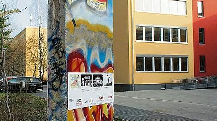 Erinnerung an Mauerfall vor 20 Jahren: Originalteil auf Schulhof des OSZ II.