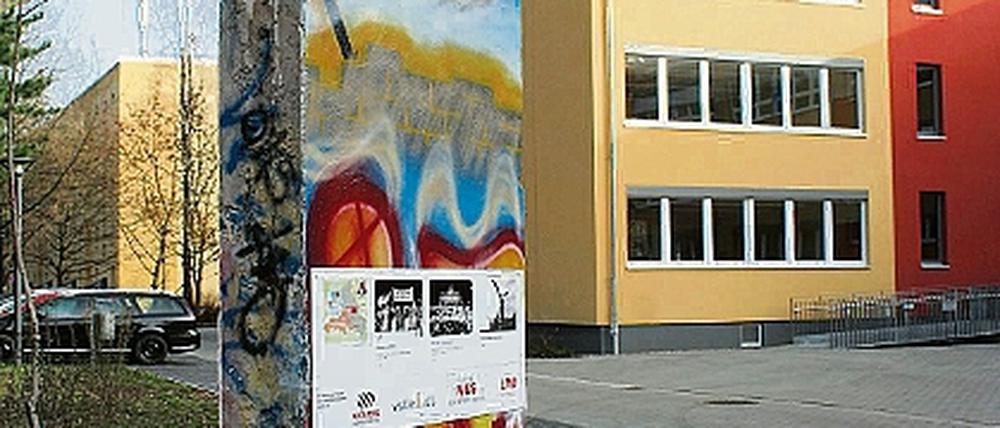 Erinnerung an Mauerfall vor 20 Jahren: Originalteil auf Schulhof des OSZ II.