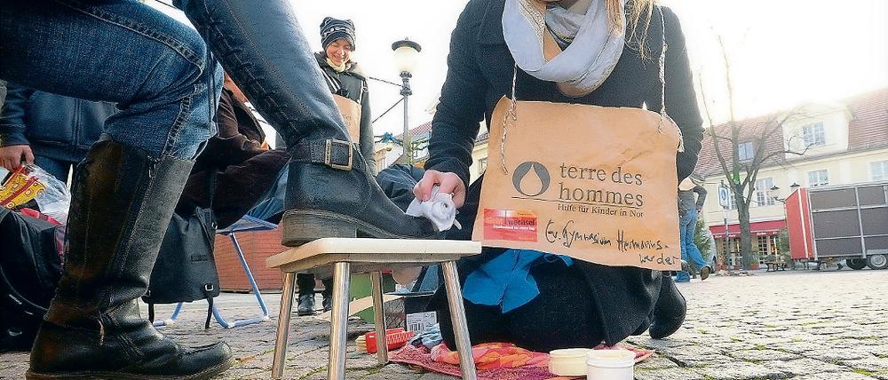 Schüler des Gymnasiums Hermannswerder putzten gestern Schuhe.