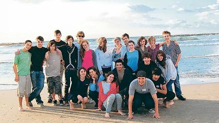 Am Strand. Zwölf Zehntklässer der Voltaire-Gesamtschule sind seit Dienstag und noch bis zum heutigen Samstag zu Besuch in Israel. Hier posieren sie mit ihren Gastgeschwistern aus Herzeliya bei Tel Aviv am Strand.
