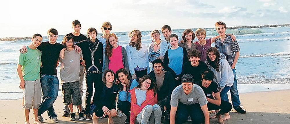 Am Strand. Zwölf Zehntklässer der Voltaire-Gesamtschule sind seit Dienstag und noch bis zum heutigen Samstag zu Besuch in Israel. Hier posieren sie mit ihren Gastgeschwistern aus Herzeliya bei Tel Aviv am Strand.