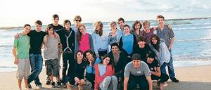 Am Strand. Zwölf Zehntklässer der Voltaire-Gesamtschule sind seit Dienstag und noch bis zum heutigen Samstag zu Besuch in Israel. Hier posieren sie mit ihren Gastgeschwistern aus Herzeliya bei Tel Aviv am Strand.