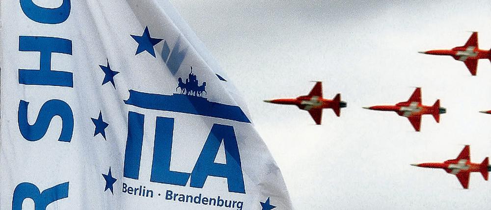 Eine Frage des Standorts. Nach neuesten Plänen soll die ILA ab 2012 außerhalb des neuen Flughafens angesiedelt werden. Das würde statt der veranschalgten 120 Millionen nur noch 60 Millionen Euro kosten. Kritiker finden auch das viel zu teuer.