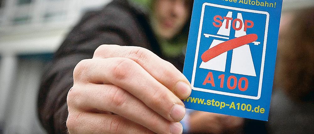 Eine geklebt. Die Abgeordneten der Koalitionsfraktionen haben den Ausbau der A 100 bis zum Treptower Park vorerst gestoppt  und den Senat damit düpiert.