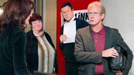 Verstoßen. In Templin wurde Gerd-Rüdiger Hoffmann (r.) gestern auch von Fraktionschefin Kerstin Kaiser, Kollegen Margitta Mächtig und Christian Görke (v.l.) unmissverständlich klargemacht, dass ihn die Linke-Fraktion nicht mehr in ihrer Mitte duldet.