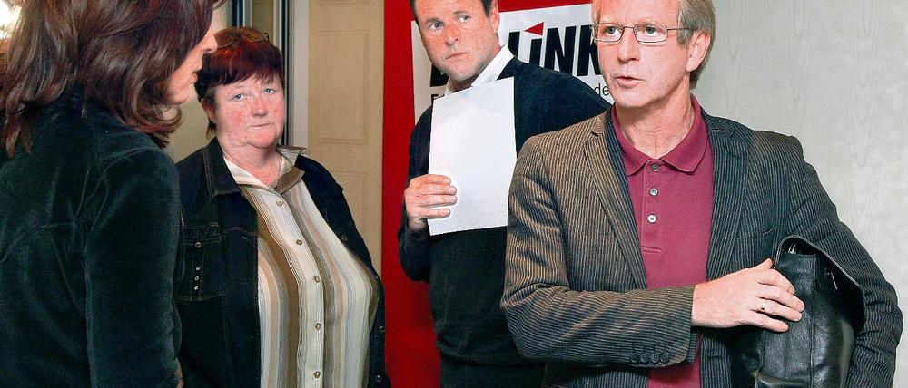 Verstoßen. In Templin wurde Gerd-Rüdiger Hoffmann (r.) gestern auch von Fraktionschefin Kerstin Kaiser, Kollegen Margitta Mächtig und Christian Görke (v.l.) unmissverständlich klargemacht, dass ihn die Linke-Fraktion nicht mehr in ihrer Mitte duldet.