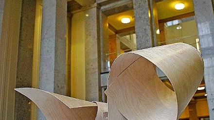 Schwerelose Ästhetik. Holz-Plastiken trotzen der Schwerkraft.