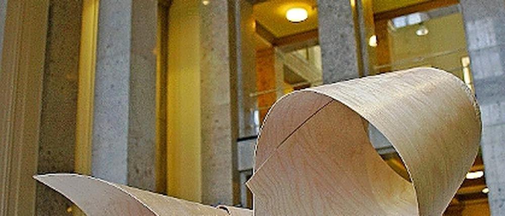 Schwerelose Ästhetik. Holz-Plastiken trotzen der Schwerkraft.