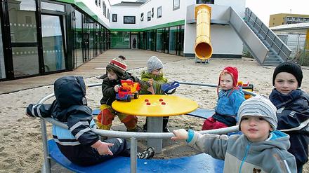 Notausgang Rutsche. Hingucker des zweistöckigen Kita-Neubaus auf dem Klinikum-Gelände ist die gelbe Rutschbahn aus dem Obergeschoss.