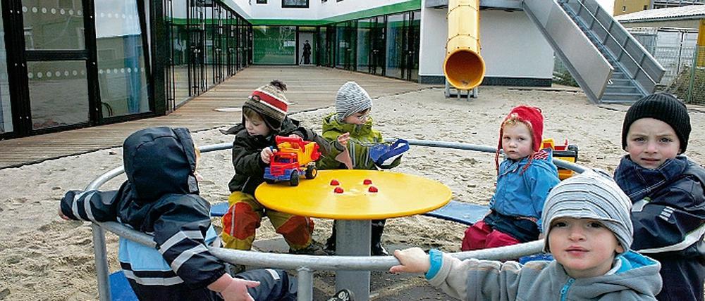 Notausgang Rutsche. Hingucker des zweistöckigen Kita-Neubaus auf dem Klinikum-Gelände ist die gelbe Rutschbahn aus dem Obergeschoss.