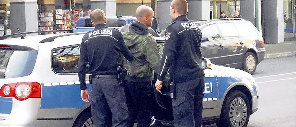 Festgenommen wegen schwerer Brandstiftung. Der 29-jährige Nauener wurde zum Ausnüchtern aufs Revier gebracht. Heute soll er zur Tat vernommen werden.