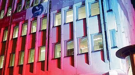 Impressionen zum Bibliotheksstreit: Bunt zeigte sich das Haus 2007. Die Zukunftsvision für die Bibliothek beinhaltet einen Lichthof im Erdgeschoss. Die Bürgerinitiative Mitteschön kritisiert die Nähe der Bibliothek zum Stadtkanal.