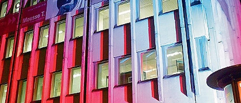 Impressionen zum Bibliotheksstreit: Bunt zeigte sich das Haus 2007. Die Zukunftsvision für die Bibliothek beinhaltet einen Lichthof im Erdgeschoss. Die Bürgerinitiative Mitteschön kritisiert die Nähe der Bibliothek zum Stadtkanal.