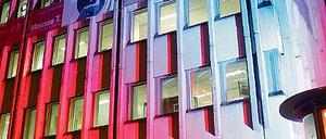 Impressionen zum Bibliotheksstreit: Bunt zeigte sich das Haus 2007. Die Zukunftsvision für die Bibliothek beinhaltet einen Lichthof im Erdgeschoss. Die Bürgerinitiative Mitteschön kritisiert die Nähe der Bibliothek zum Stadtkanal.