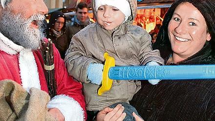 Dank des Weihnachtsmanns kam auch im Regen Adventsstimmung auf. 