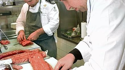 Spitzenküche für Stars. Alexander Dressel (r.) bereitet das Menü für den Bambi-Abend vor.