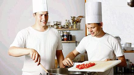 Lückenfüller. Mit ihren Saucen und Eintöpfen in Bio-Qualität aus Brandenburg haben André Riediger (links) und Moritz Timm eine Marktnische erobert. Vier Produkte haben sie mittlerweile im Angebot. Zwei weitere sind in Vorbereitung.