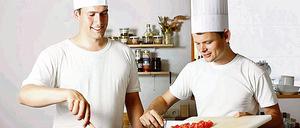 Lückenfüller. Mit ihren Saucen und Eintöpfen in Bio-Qualität aus Brandenburg haben André Riediger (links) und Moritz Timm eine Marktnische erobert. Vier Produkte haben sie mittlerweile im Angebot. Zwei weitere sind in Vorbereitung.