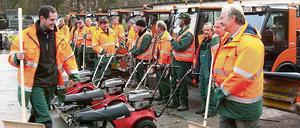 Einsatzbereit: Die 36 Männer vom Winterdienst des Kleinmachnower Bauhofs stehen seit gestern auf Abruf bereit. Fallen erste Schneeflocken oder gibt es Glatteis auf den Straßen, kommen schweres Gerät, Salzkörner und Lauge zum Einsatz.