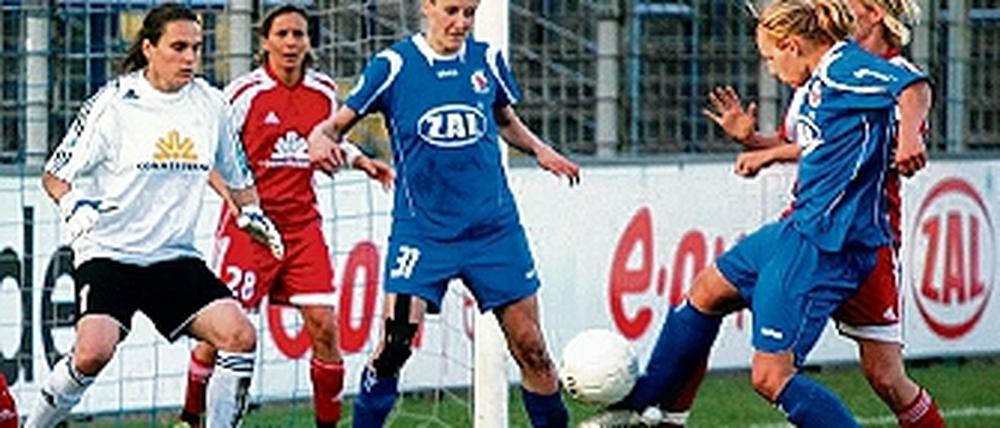 2:2 am 1. April 2009. Babett Peter schießt, Anja Mittag und Nadine Angerer (v. r.) sind zum Eingreifen bereit.