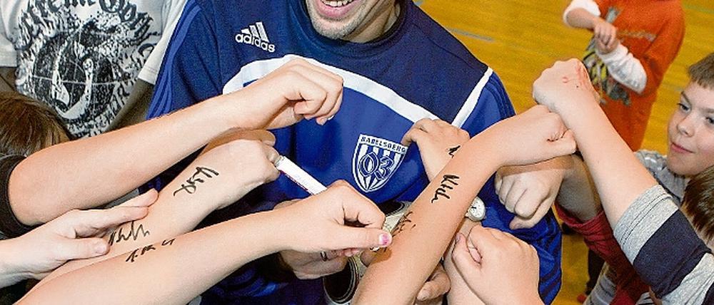 Umringter Star. Als gestern die Autogrammkarten aufgebraucht waren, musste Almedin Civa die Arme seiner jungen Fans beschreiben. Zum nächsten Heimspiel gegen Goslar wollen sie ihn und den SVB im Karli anfeuern.